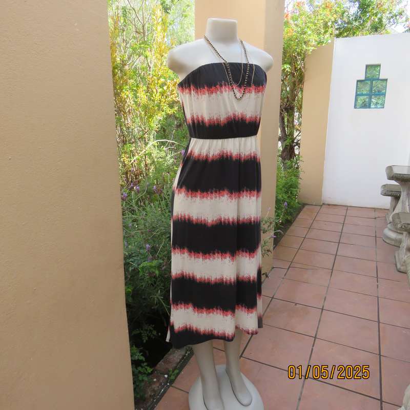 Cool strapless horizontal black/cream/crimson patterned dress in stretch polyester. Size 32.As new
