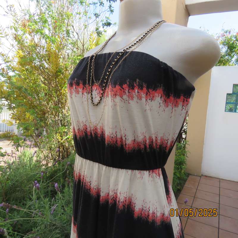 Cool strapless horizontal black/cream/crimson patterned dress in stretch polyester. Size 32.As new