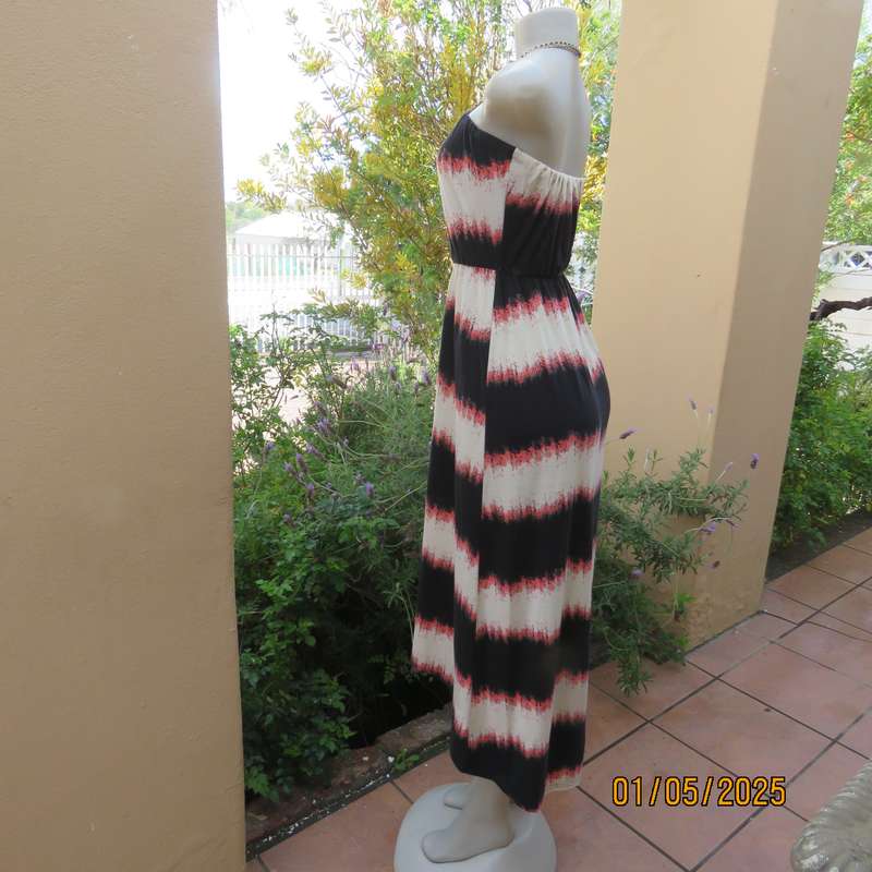 Cool strapless horizontal black/cream/crimson patterned dress in stretch polyester. Size 32.As new