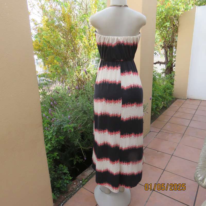 Cool strapless horizontal black/cream/crimson patterned dress in stretch polyester. Size 32.As new