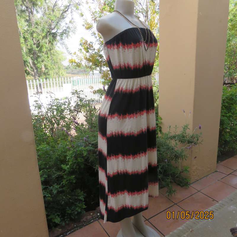 Cool strapless horizontal black/cream/crimson patterned dress in stretch polyester. Size 32.As new