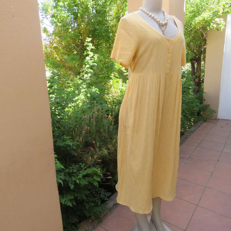 Easy to wear vanilla yellow textured creased polycotton ankle length size 36 dress. Very good cond.