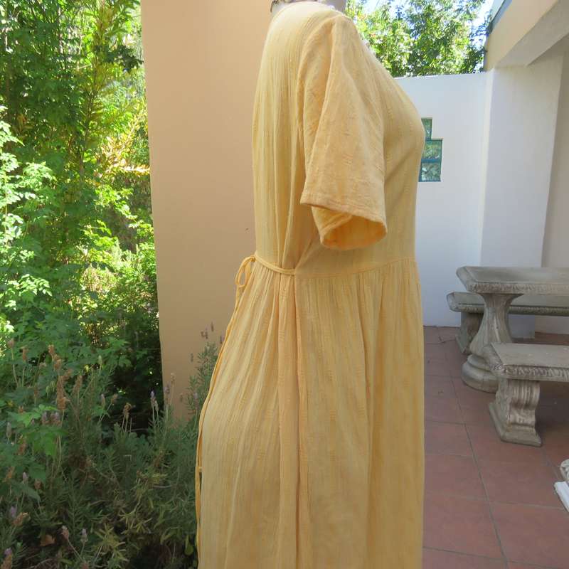 Easy to wear vanilla yellow textured creased polycotton ankle length size 36 dress. Very good cond.