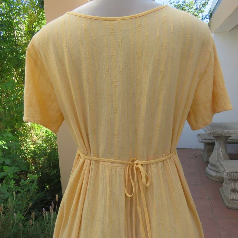 Easy to wear vanilla yellow textured creased polycotton ankle length size 36 dress. Very good cond.