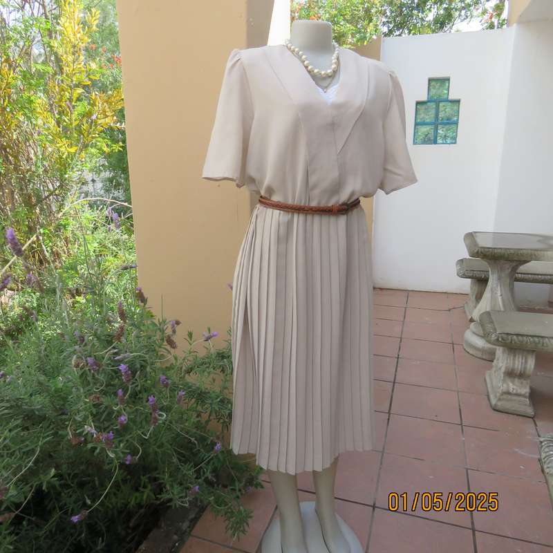 Vintage dress from 80's by WOOLWORTHS size 42/44. Ecru polyester. Perm.pleated botton. V neck
