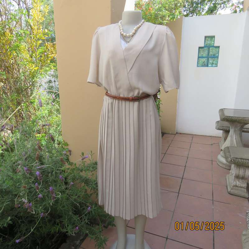 Vintage dress from 80's by WOOLWORTHS size 42/44. Ecru polyester. Perm.pleated botton. V neck