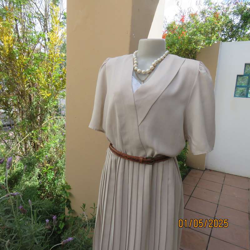 Vintage dress from 80's by WOOLWORTHS size 42/44. Ecru polyester. Perm.pleated botton. V neck