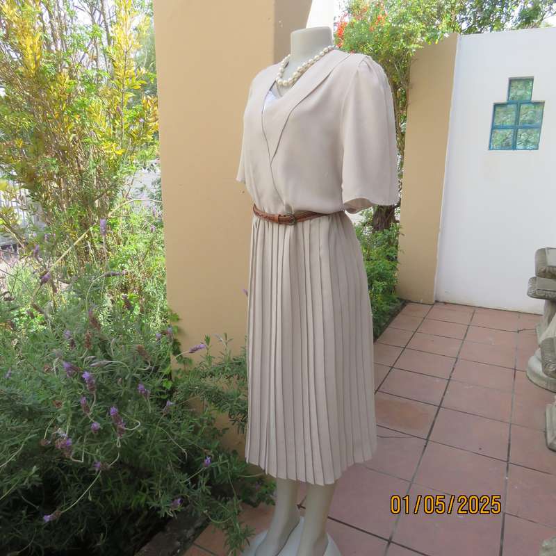 Vintage dress from 80's by WOOLWORTHS size 42/44. Ecru polyester. Perm.pleated botton. V neck