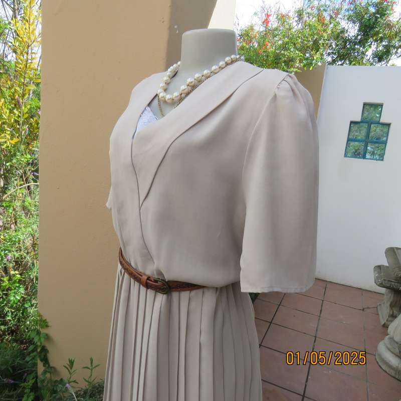 Vintage dress from 80's by WOOLWORTHS size 42/44. Ecru polyester. Perm.pleated botton. V neck