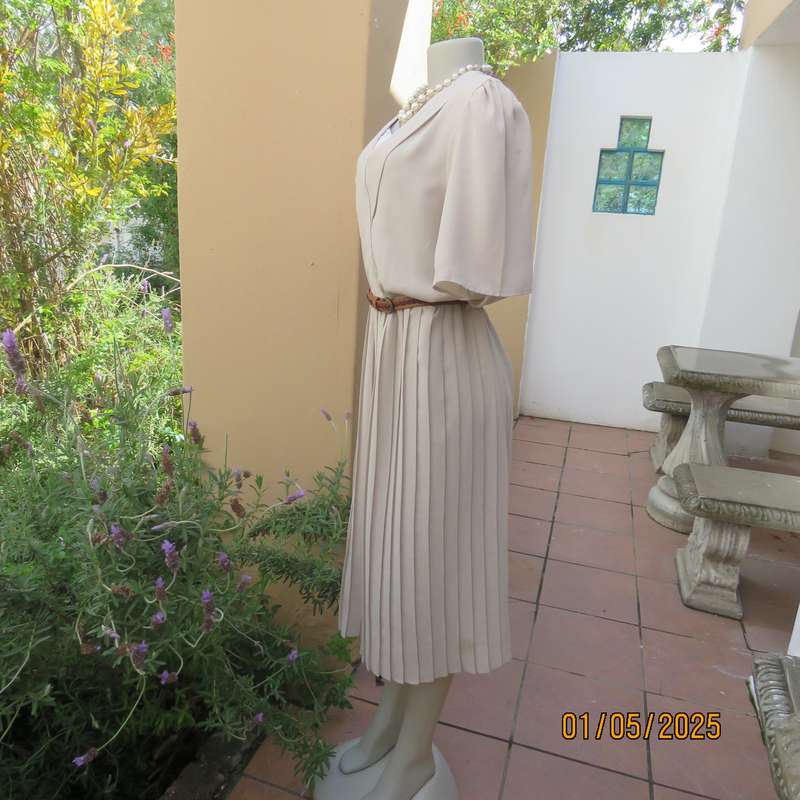 Vintage dress from 80's by WOOLWORTHS size 42/44. Ecru polyester. Perm.pleated botton. V neck