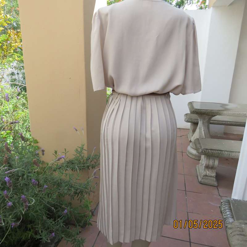 Vintage dress from 80's by WOOLWORTHS size 42/44. Ecru polyester. Perm.pleated botton. V neck
