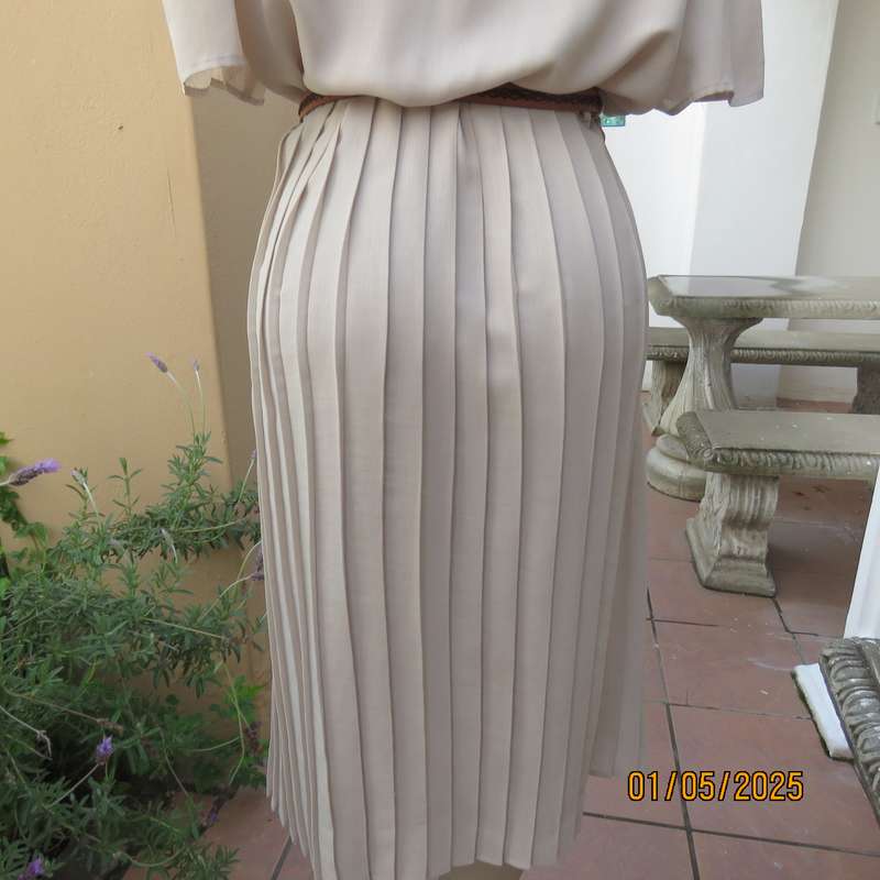 Vintage dress from 80's by WOOLWORTHS size 42/44. Ecru polyester. Perm.pleated botton. V neck