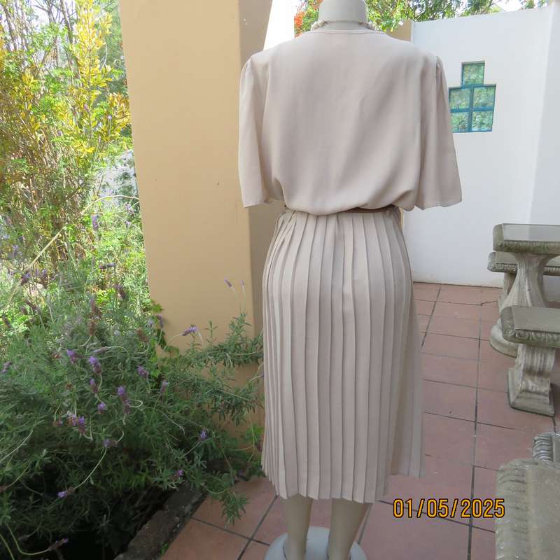 Vintage dress from 80's by WOOLWORTHS size 42/44. Ecru polyester. Perm.pleated botton. V neck