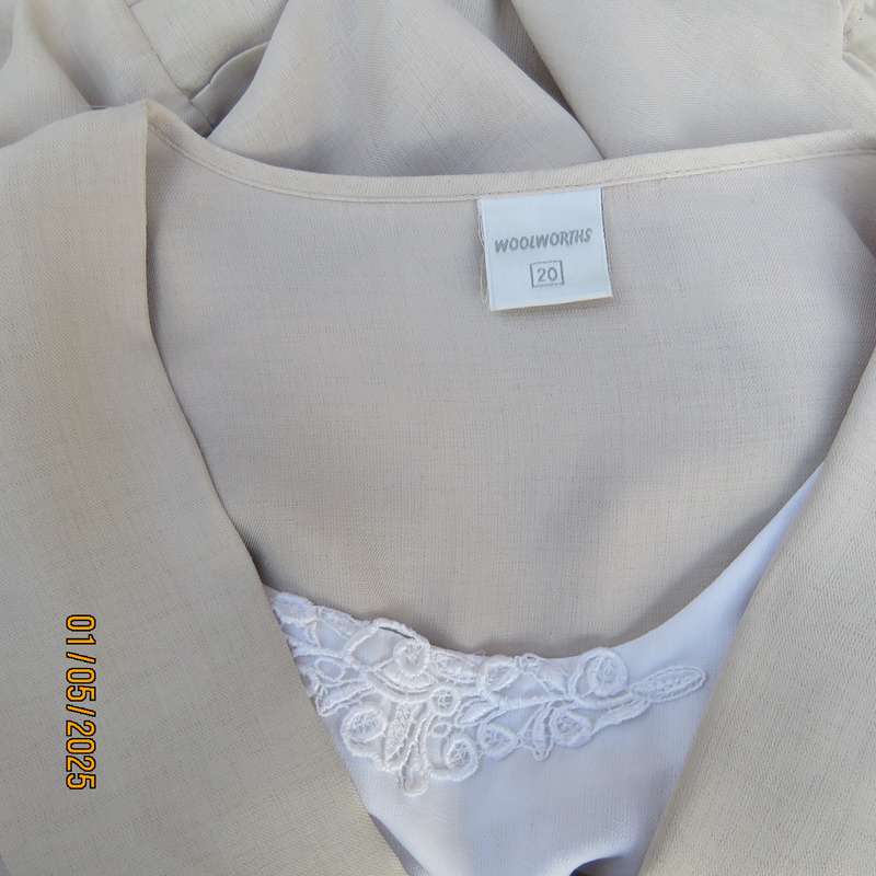 Vintage dress from 80's by WOOLWORTHS size 42/44. Ecru polyester. Perm.pleated botton. V neck