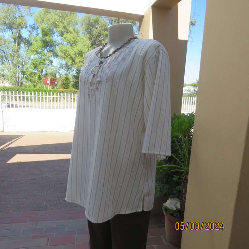 REAL Clothing white poly-rayon creased slip over size 40 top. Dainty floral front embroidery. As new