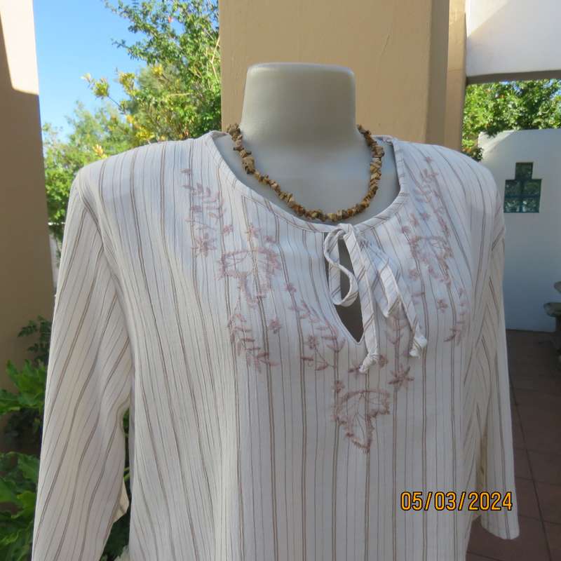 REAL Clothing white poly-rayon creased slip over size 40 top. Dainty floral front embroidery. As new