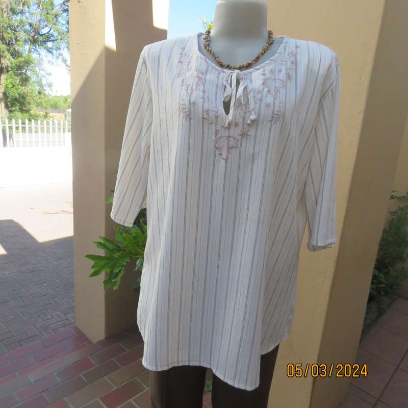 REAL Clothing white poly-rayon creased slip over size 40 top. Dainty floral front embroidery. As new