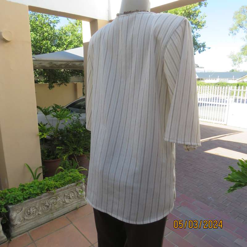 REAL Clothing white poly-rayon creased slip over size 40 top. Dainty floral front embroidery. As new