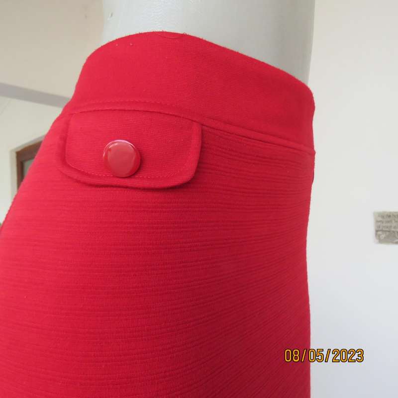 MILADYS red poly-rayon stretch lined skirt size 42-44. Fully lined.
