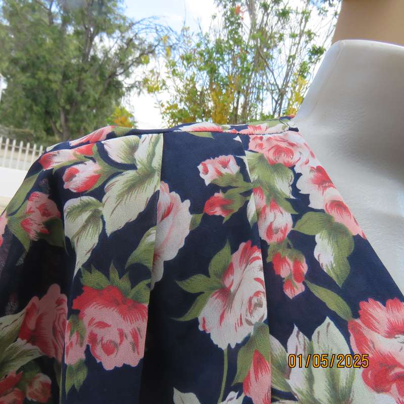 Top of the line sheer polyester navy/crimson/green floral  dress. Amazing wide collar.Size 38.As new