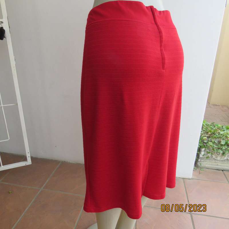 MILADYS red poly-rayon stretch lined skirt size 42-44. Fully lined.