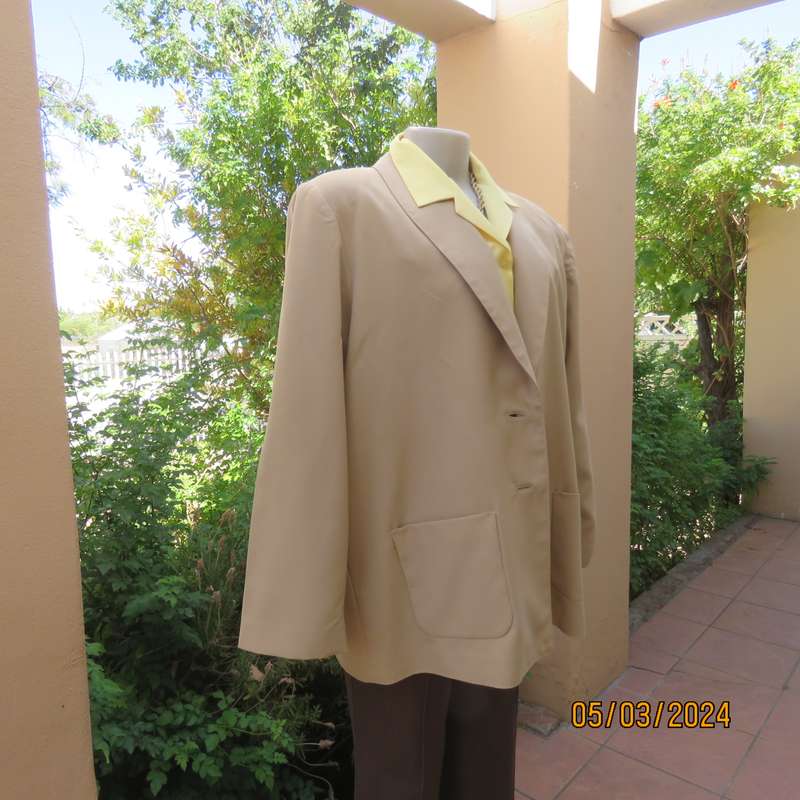 Smart granola colour long sleeve fully lined jacket. Size 44 to 46. Lapel collar. Two button closure
