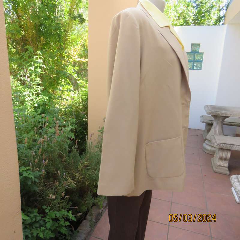 Smart granola colour long sleeve fully lined jacket. Size 44 to 46. Lapel collar. Two button closure