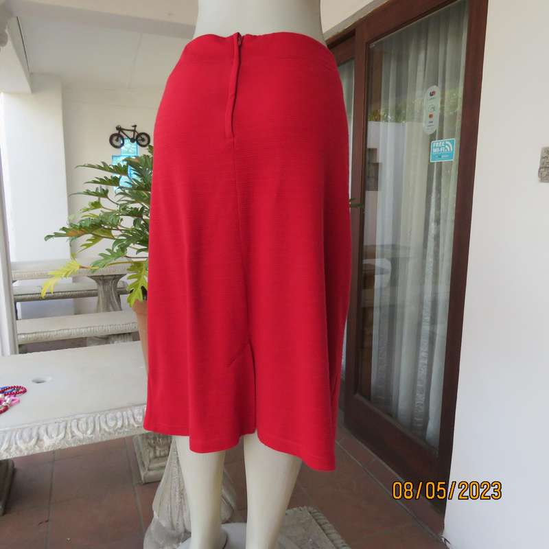 MILADYS red poly-rayon stretch lined skirt size 42-44. Fully lined.