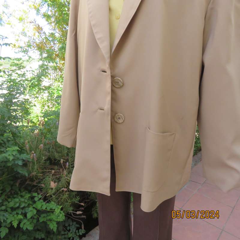 Smart granola colour long sleeve fully lined jacket. Size 44 to 46. Lapel collar. Two button closure