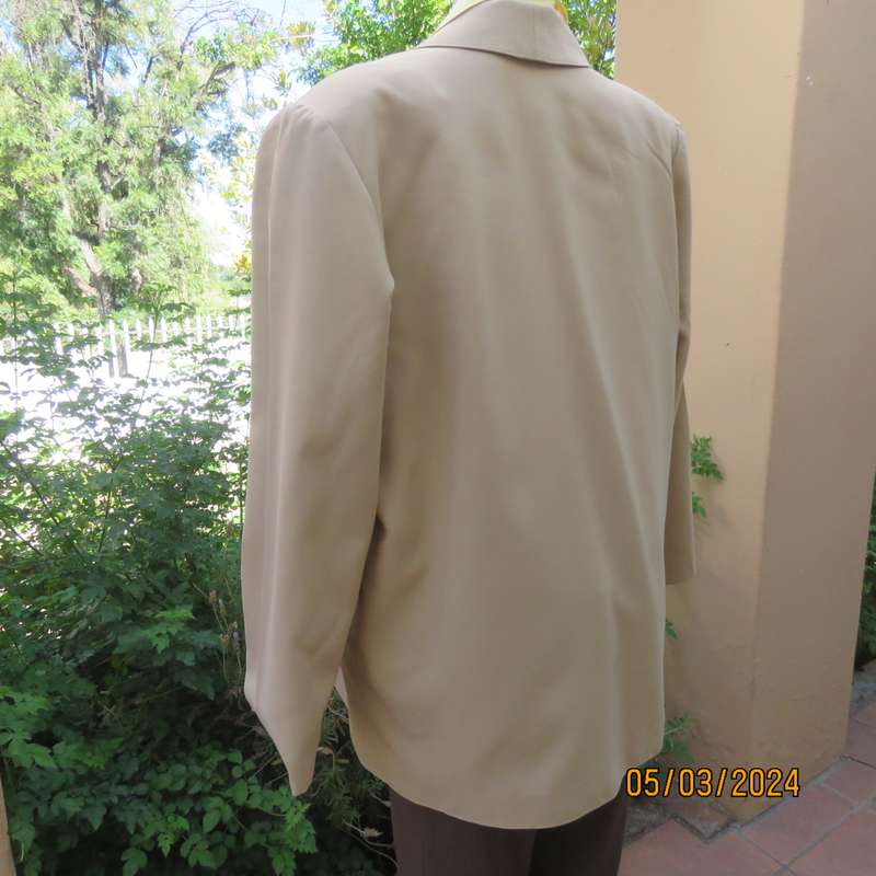 Smart granola colour long sleeve fully lined jacket. Size 44 to 46. Lapel collar. Two button closure