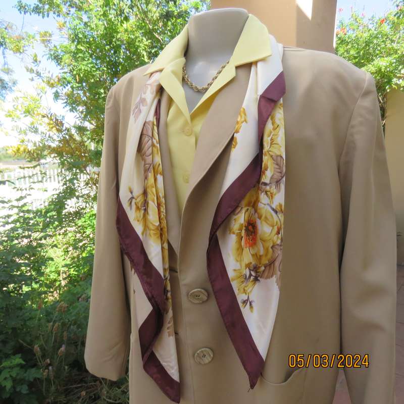 Smart granola colour long sleeve fully lined jacket. Size 44 to 46. Lapel collar. Two button closure