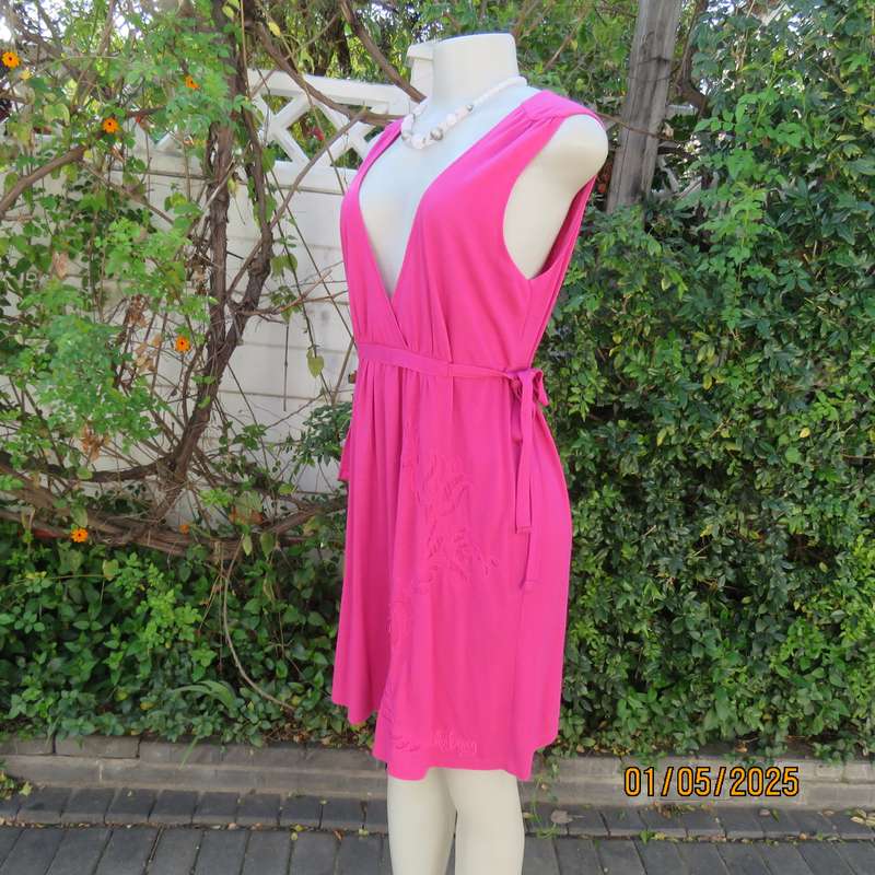 Sexy magenta pink BILLABONG knee length size 38 poly/rayon stretch dress.V front. Side straps.As new
