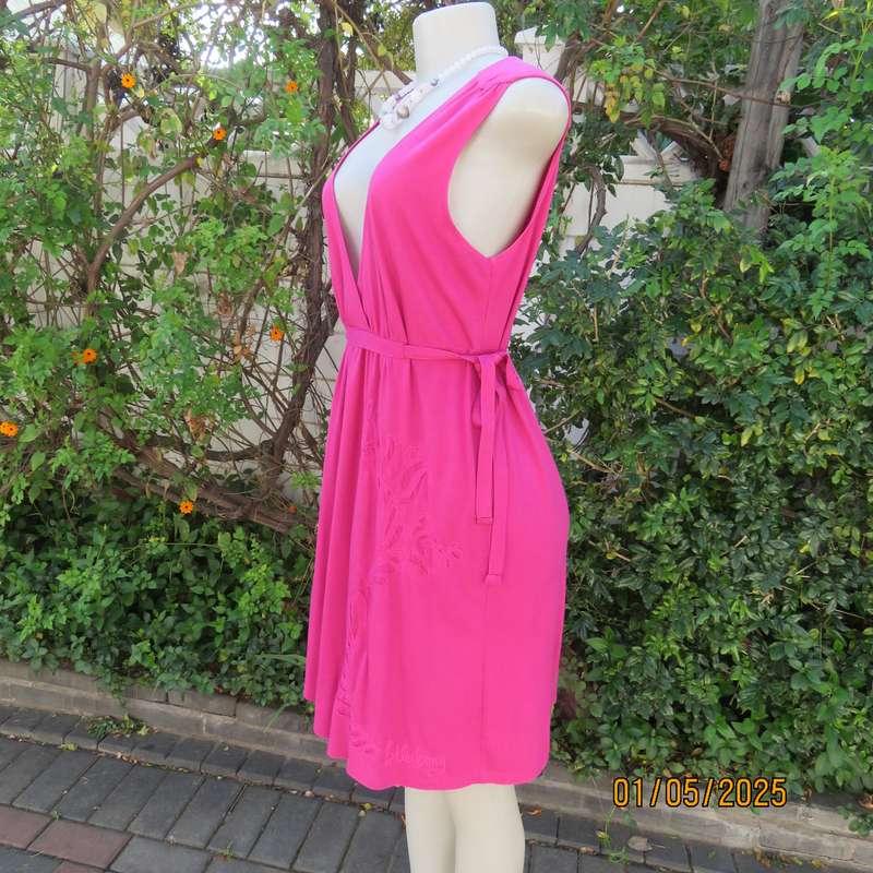 Sexy magenta pink BILLABONG knee length size 38 poly/rayon stretch dress.V front. Side straps.As new