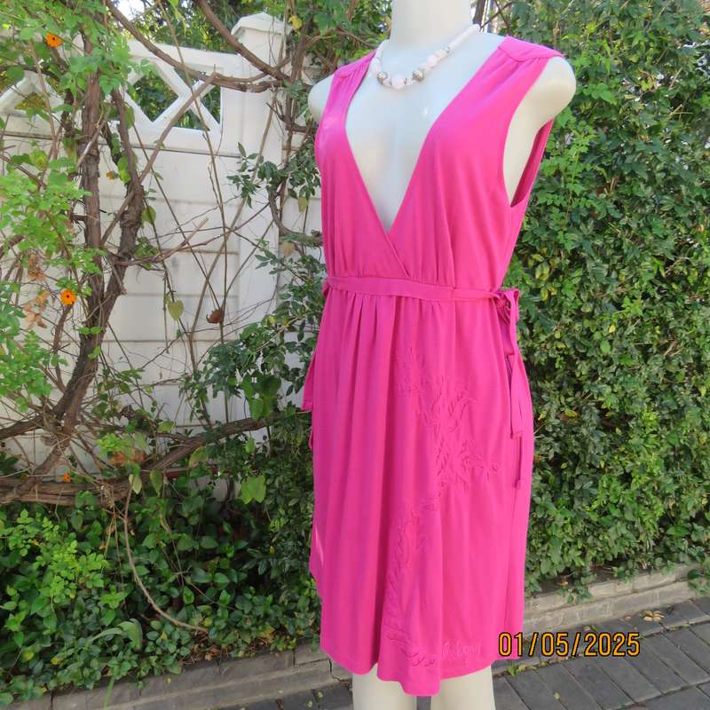 Sexy magenta pink BILLABONG knee length size 38 poly/rayon stretch dress.V front. Side straps.As new