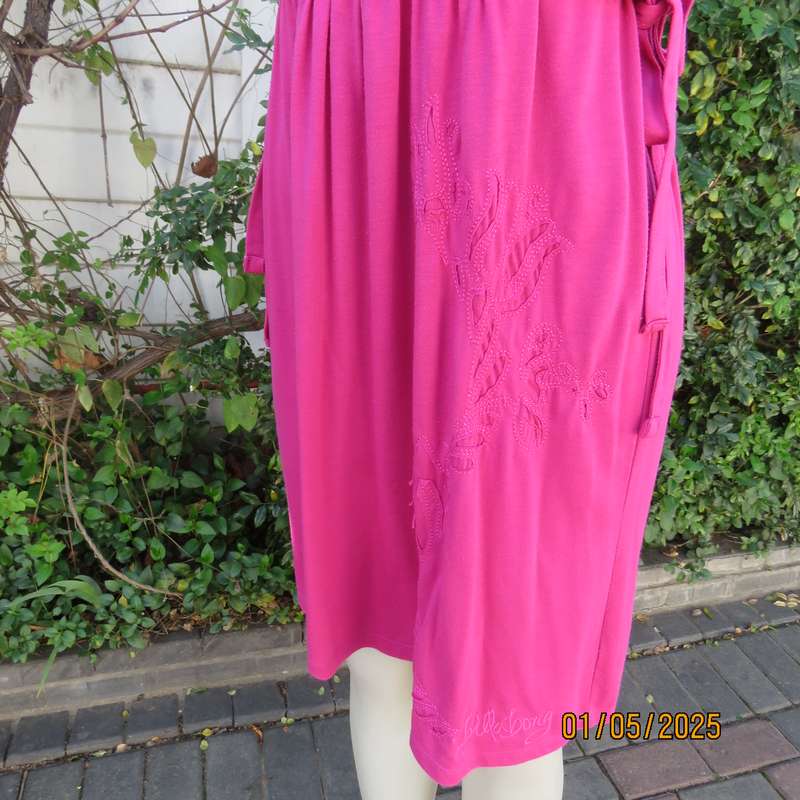Sexy magenta pink BILLABONG knee length size 38 poly/rayon stretch dress.V front. Side straps.As new