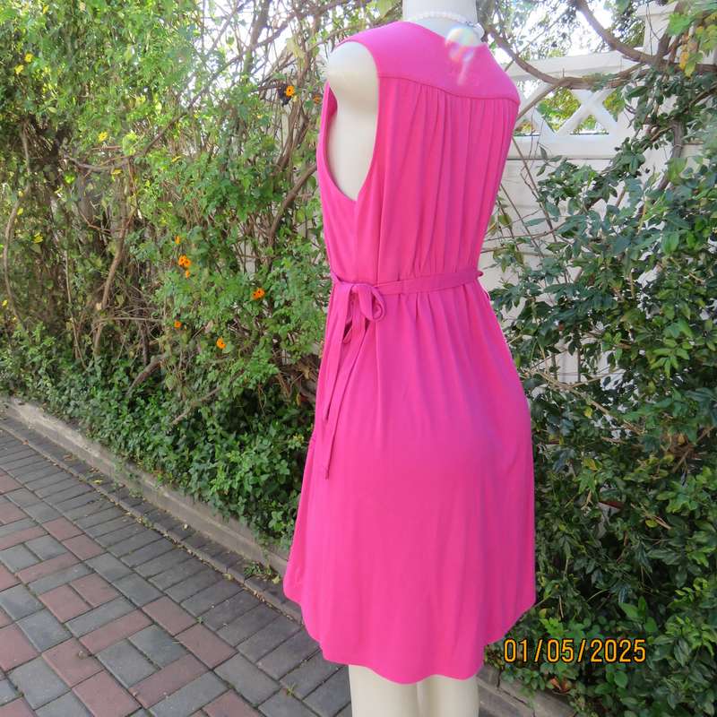 Sexy magenta pink BILLABONG knee length size 38 poly/rayon stretch dress.V front. Side straps.As new