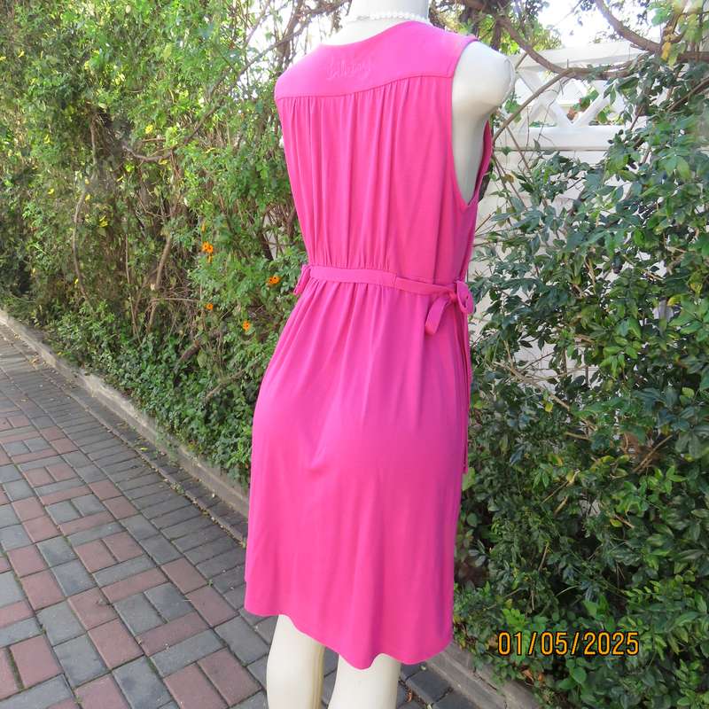 Sexy magenta pink BILLABONG knee length size 38 poly/rayon stretch dress.V front. Side straps.As new