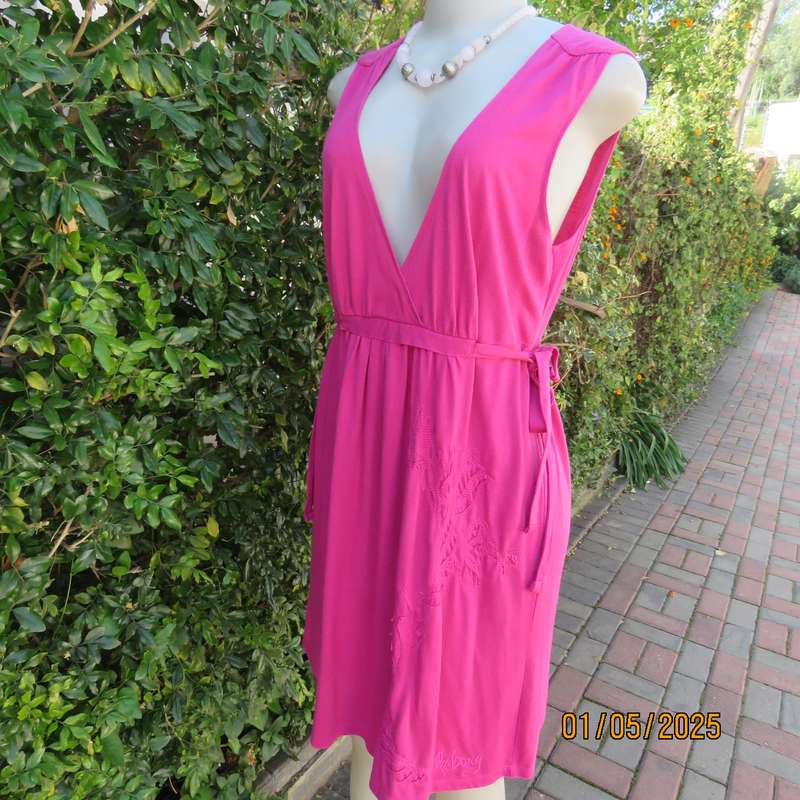 Sexy magenta pink BILLABONG knee length size 38 poly/rayon stretch dress.V front. Side straps.As new