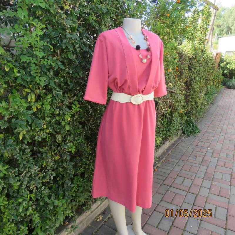 Vintage dress in crimson polyester/jersey by SHELLEY size 42. A line bottom. Short sleeves.
