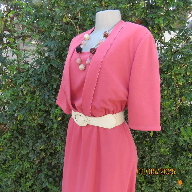 Vintage dress in crimson polyester/jersey by SHELLEY size 42. A line bottom. Short sleeves.