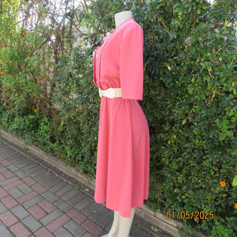Vintage dress in crimson polyester/jersey by SHELLEY size 42. A line bottom. Short sleeves.