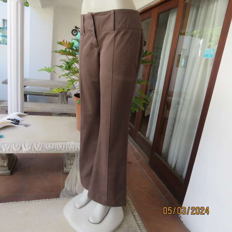 TRUWORTHS medium brown size 38 bootcut pants in poly-rayon. Perfect fit. No pockets. Very good cond.