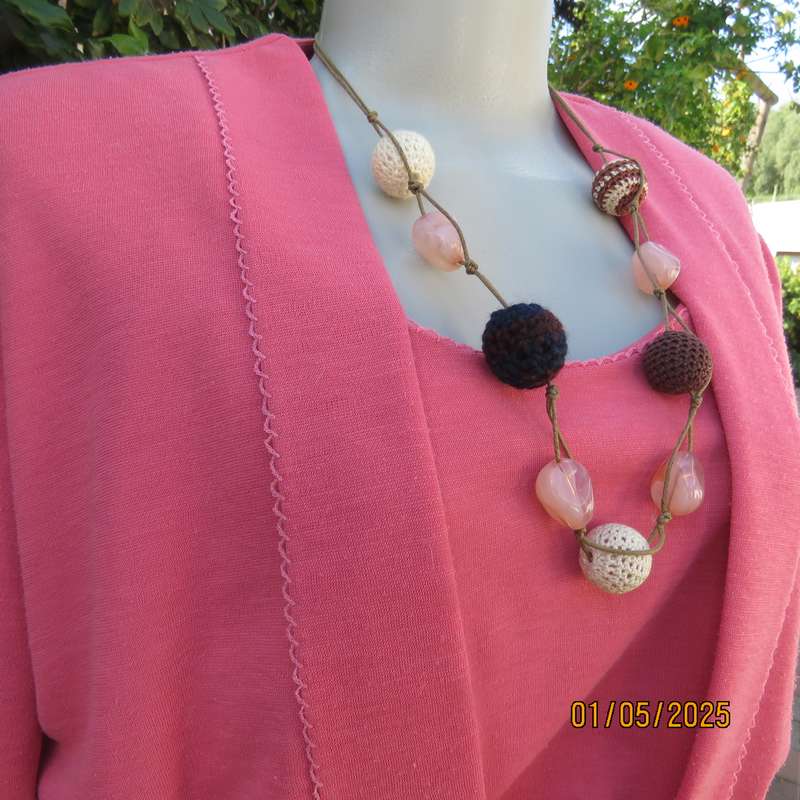 Vintage dress in crimson polyester/jersey by SHELLEY size 42. A line bottom. Short sleeves.