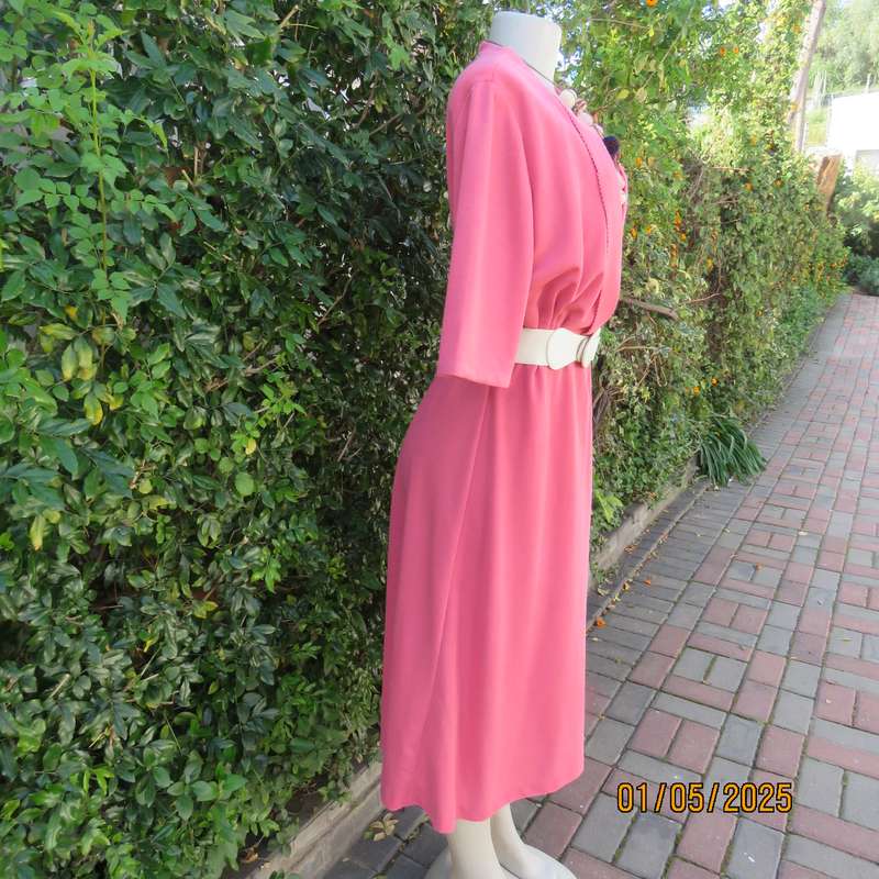 Vintage dress in crimson polyester/jersey by SHELLEY size 42. A line bottom. Short sleeves.