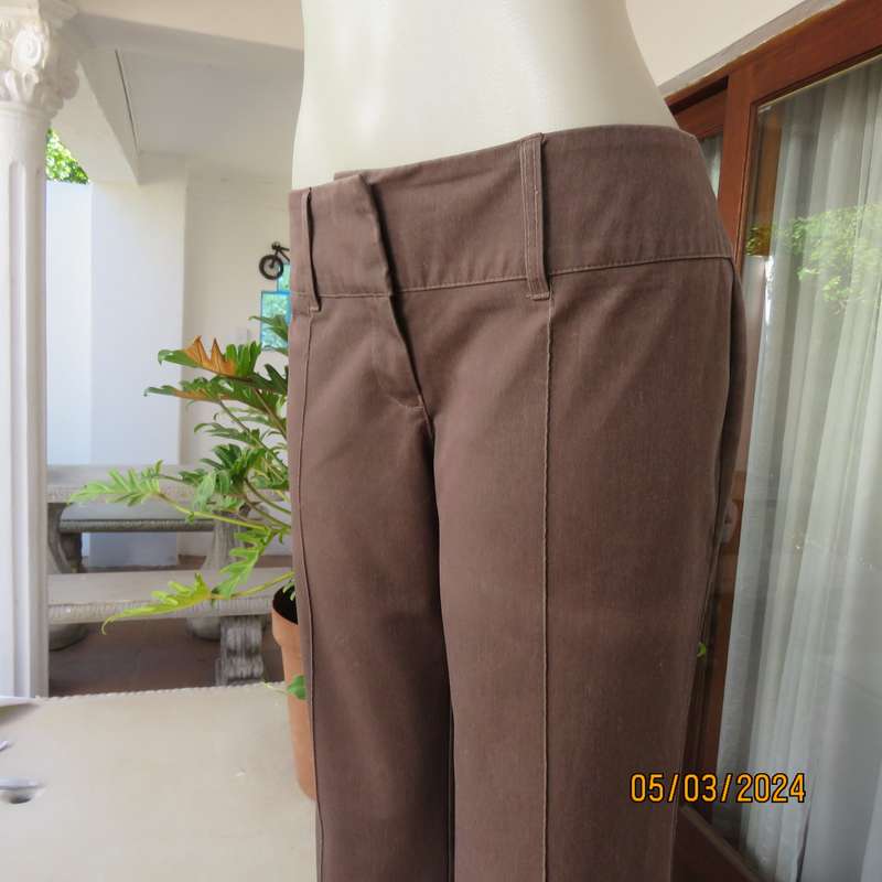 TRUWORTHS medium brown size 38 bootcut pants in poly-rayon. Perfect fit. No pockets. Very good cond.