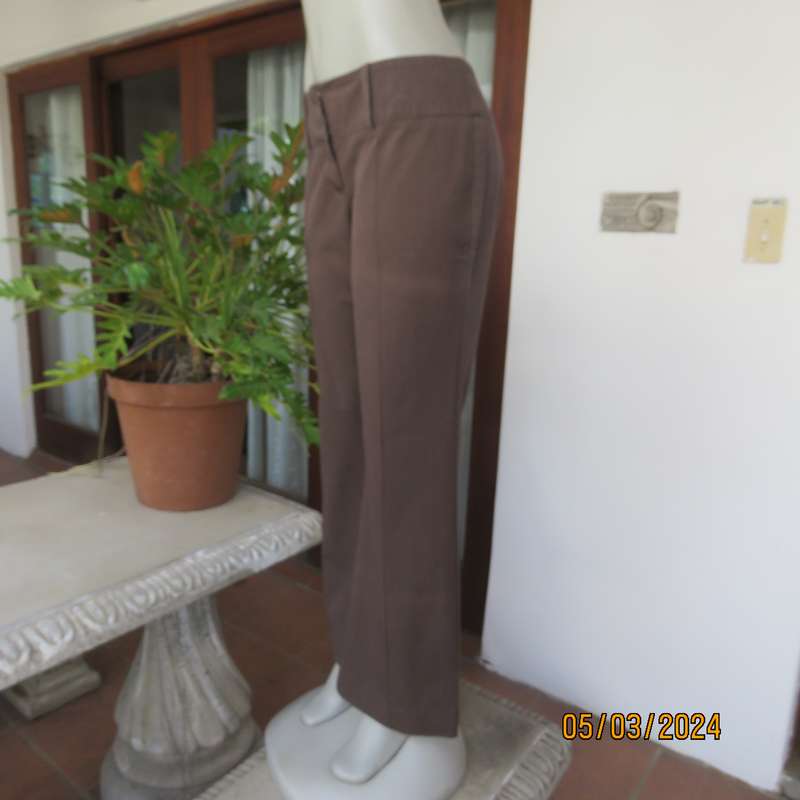 TRUWORTHS medium brown size 38 bootcut pants in poly-rayon. Perfect fit. No pockets. Very good cond.