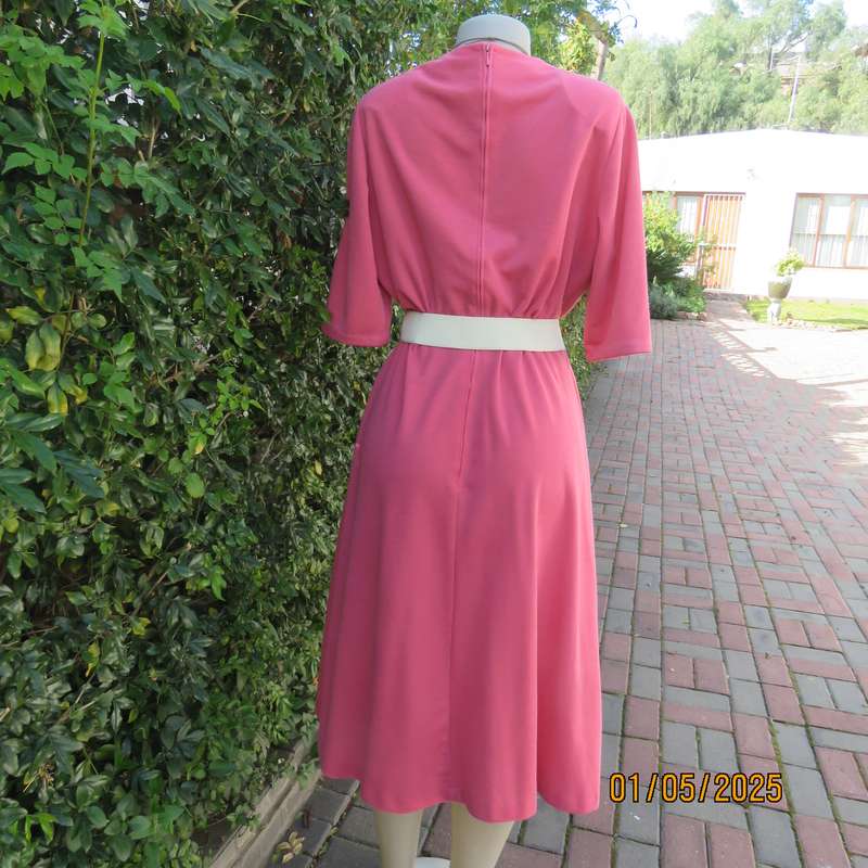 Vintage dress in crimson polyester/jersey by SHELLEY size 42. A line bottom. Short sleeves.