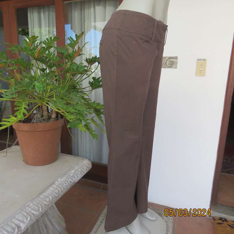 TRUWORTHS medium brown size 38 bootcut pants in poly-rayon. Perfect fit. No pockets. Very good cond.