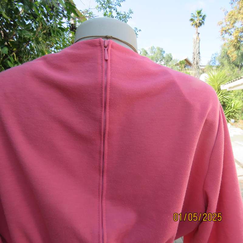 Vintage dress in crimson polyester/jersey by SHELLEY size 42. A line bottom. Short sleeves.