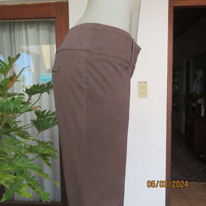 TRUWORTHS medium brown size 38 bootcut pants in poly-rayon. Perfect fit. No pockets. Very good cond.